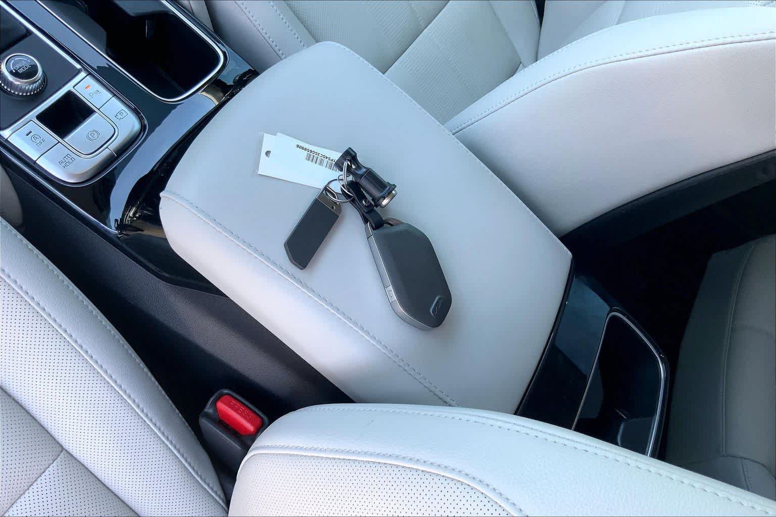 Used 2025 Kia Telluride SX w/ SX Captain's Chair Package FWD image 15