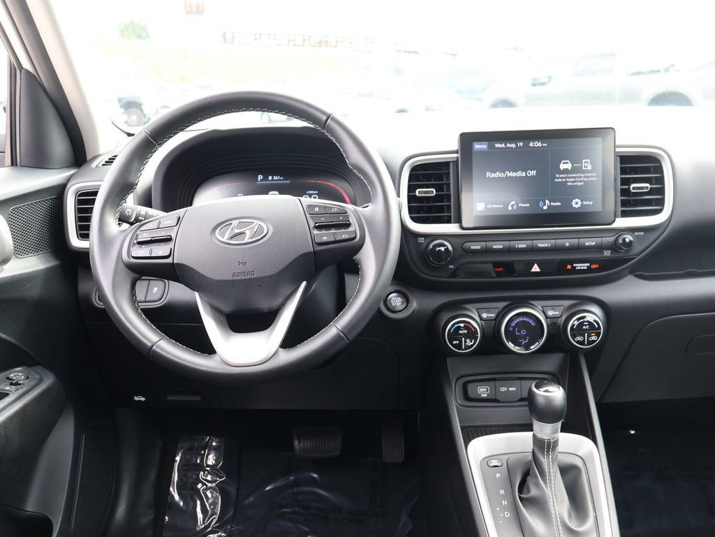 Used 2025 Hyundai Venue SEL FWD image 17