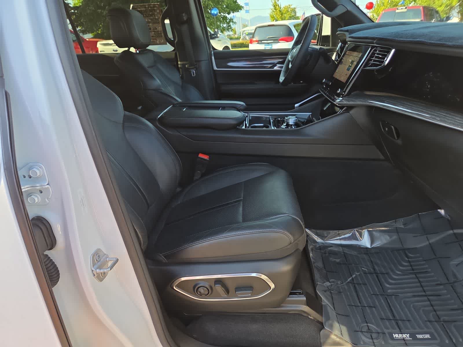 Used 2022 Jeep Wagoneer Series III AWD/4WD image 22