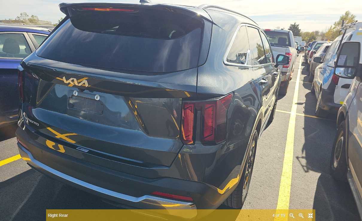 Used 2024 Kia Sorento S image 4