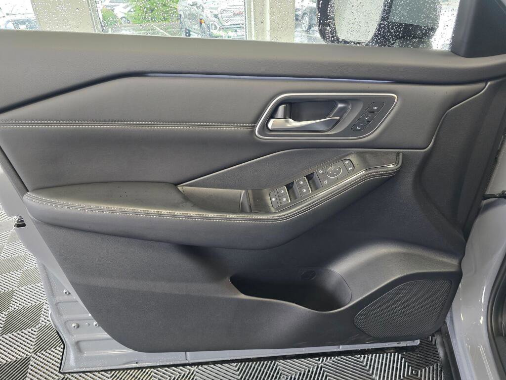 Used 2025 Nissan Rogue Platinum w/ Platinum Premium Package image 20