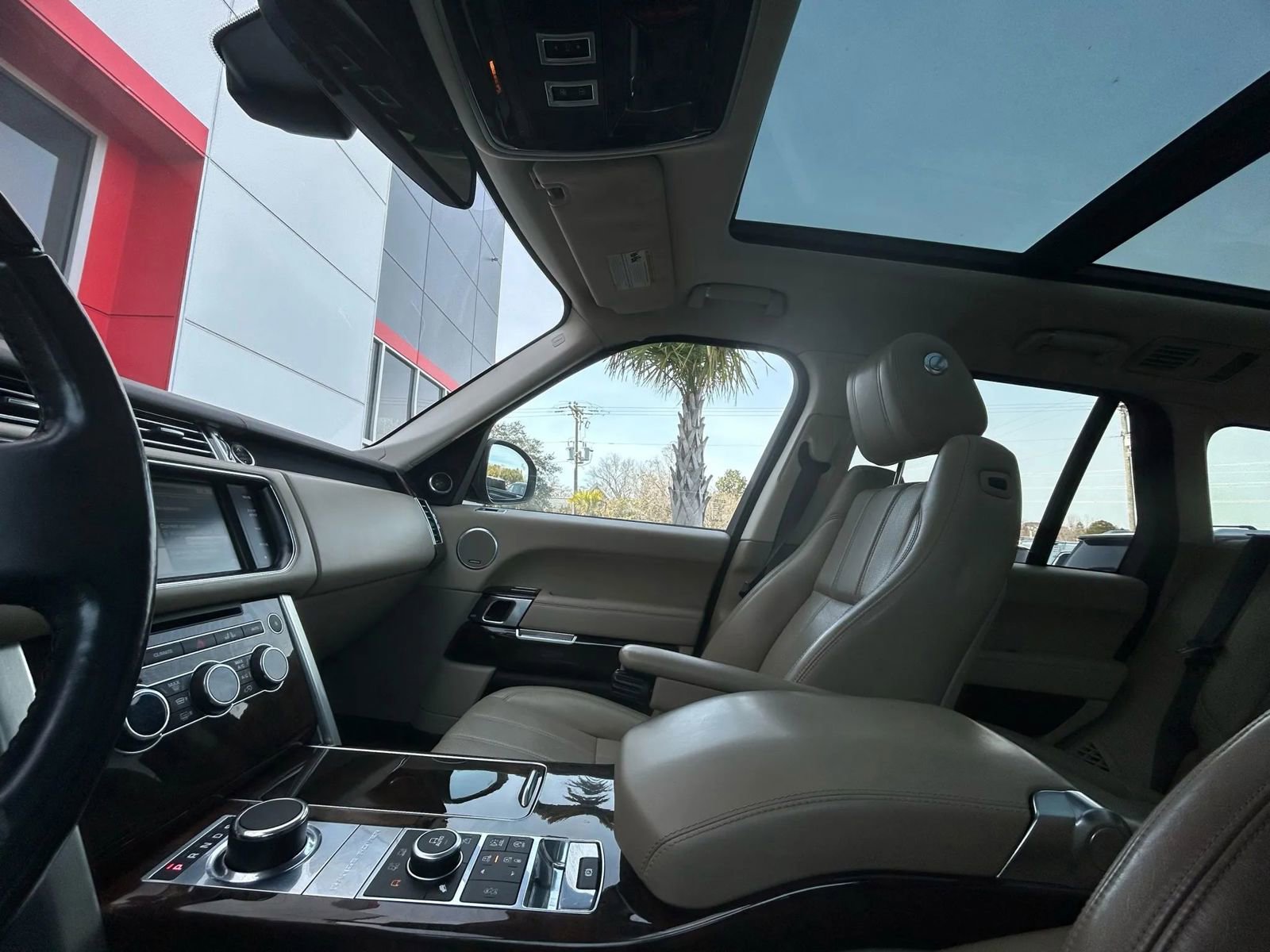 Used 2015 Land Rover Range Rover HSE image 15