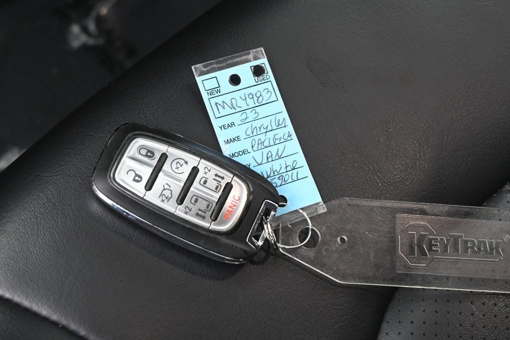 Used 2023 Chrysler Pacifica Touring-L FWD image 18