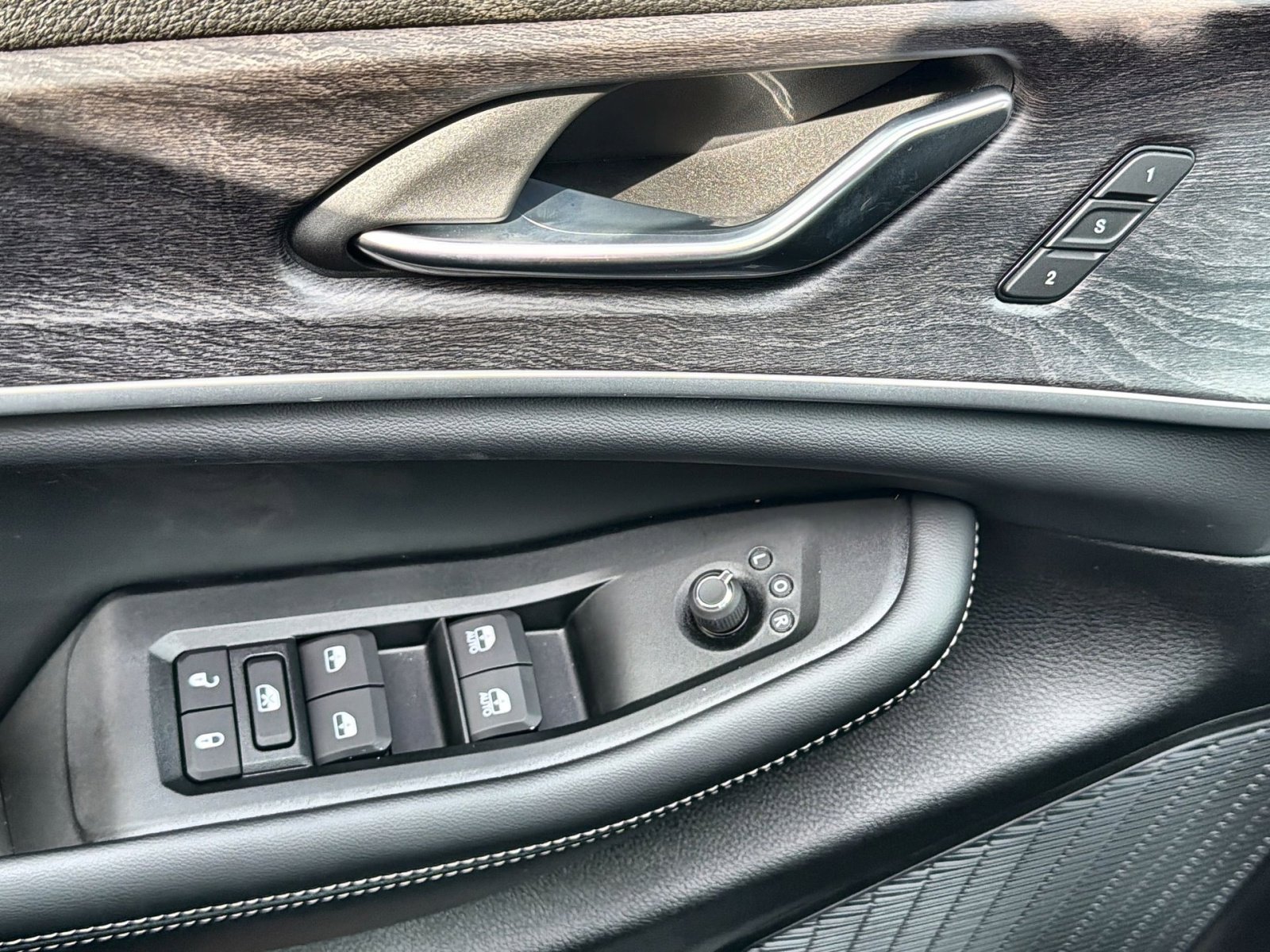 New 2025 Jeep Grand Cherokee Limited w/ Luxury Tech Group II image 15