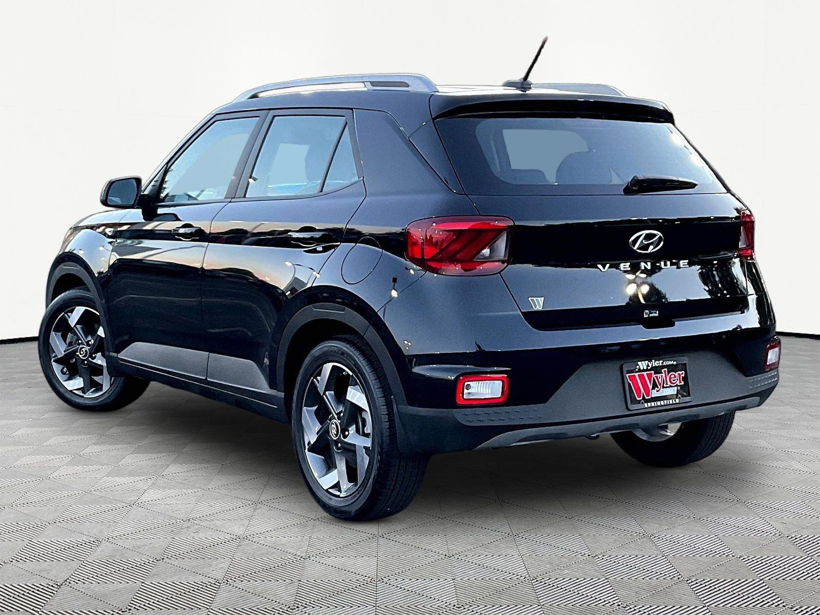 Used 2025 Hyundai Venue SEL FWD image 4