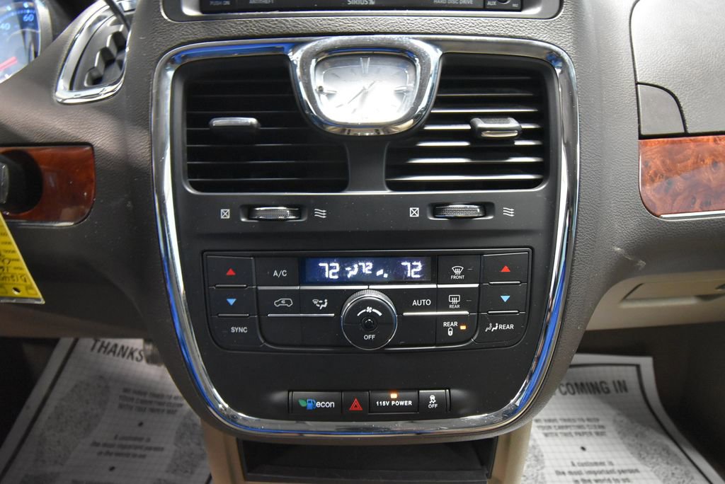 Used 2016 Chrysler Town & Country Touring FWD image 18