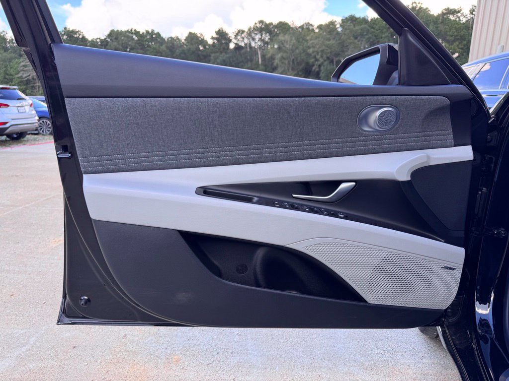 New 2026 Hyundai Elantra Limited FWD image 23