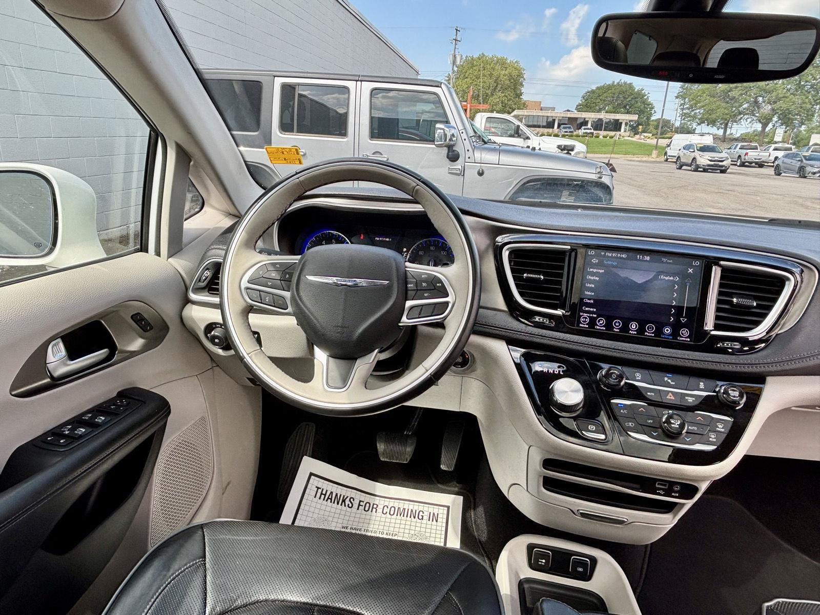Used 2018 Chrysler Pacifica Limited FWD image 3