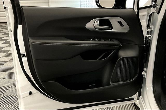 Used 2025 Chrysler Pacifica Limited image 21