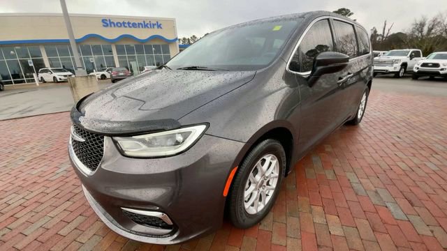 Used 2023 Chrysler Pacifica Touring-L image 5