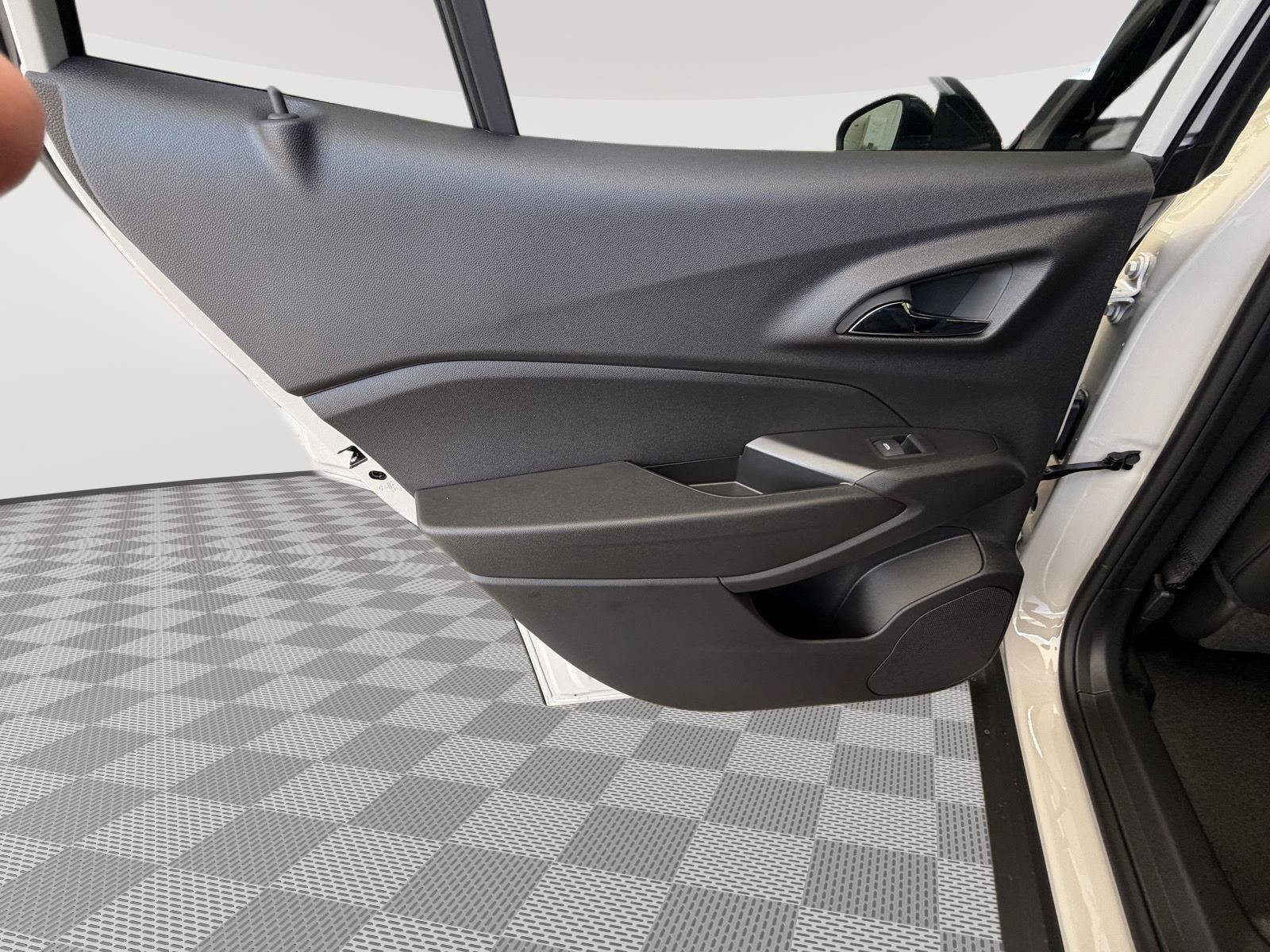 New 2026 Chevrolet Trax RS w/ Sunroof Package FWD image 18