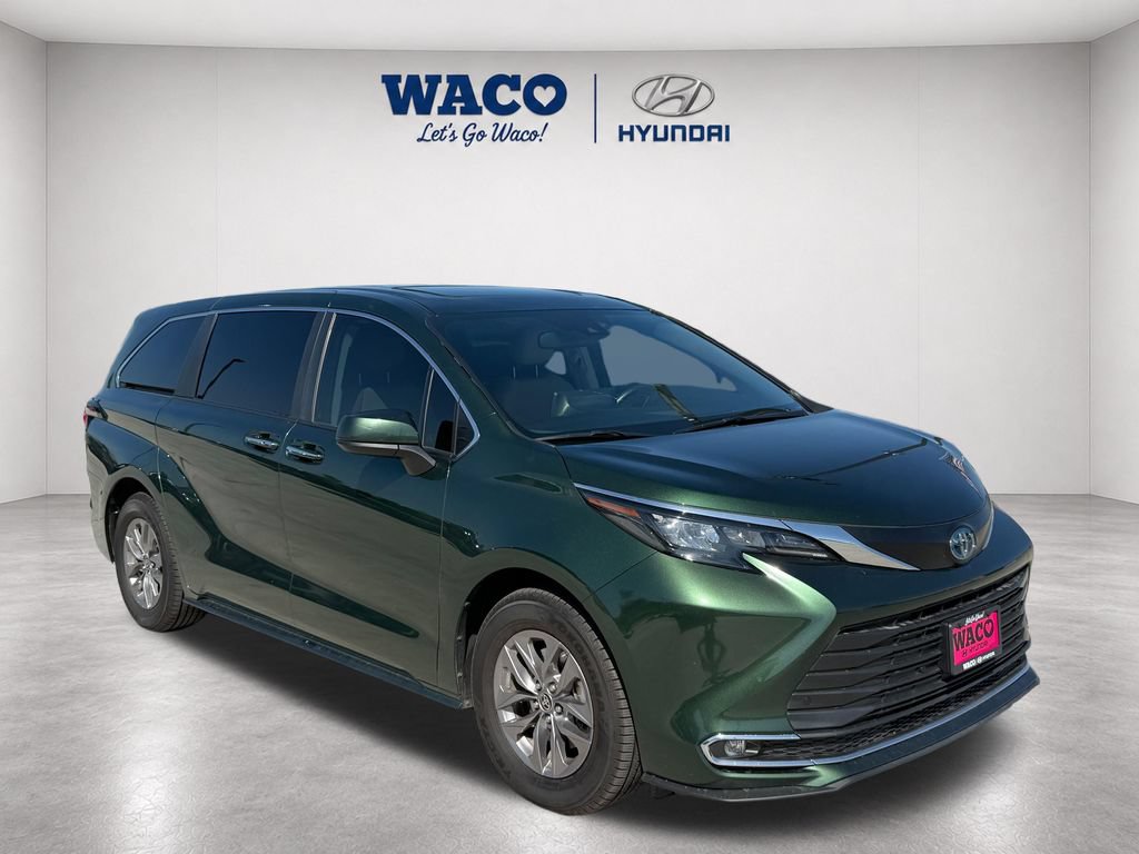 Used 2024 Toyota Sienna XLE FWD image 1