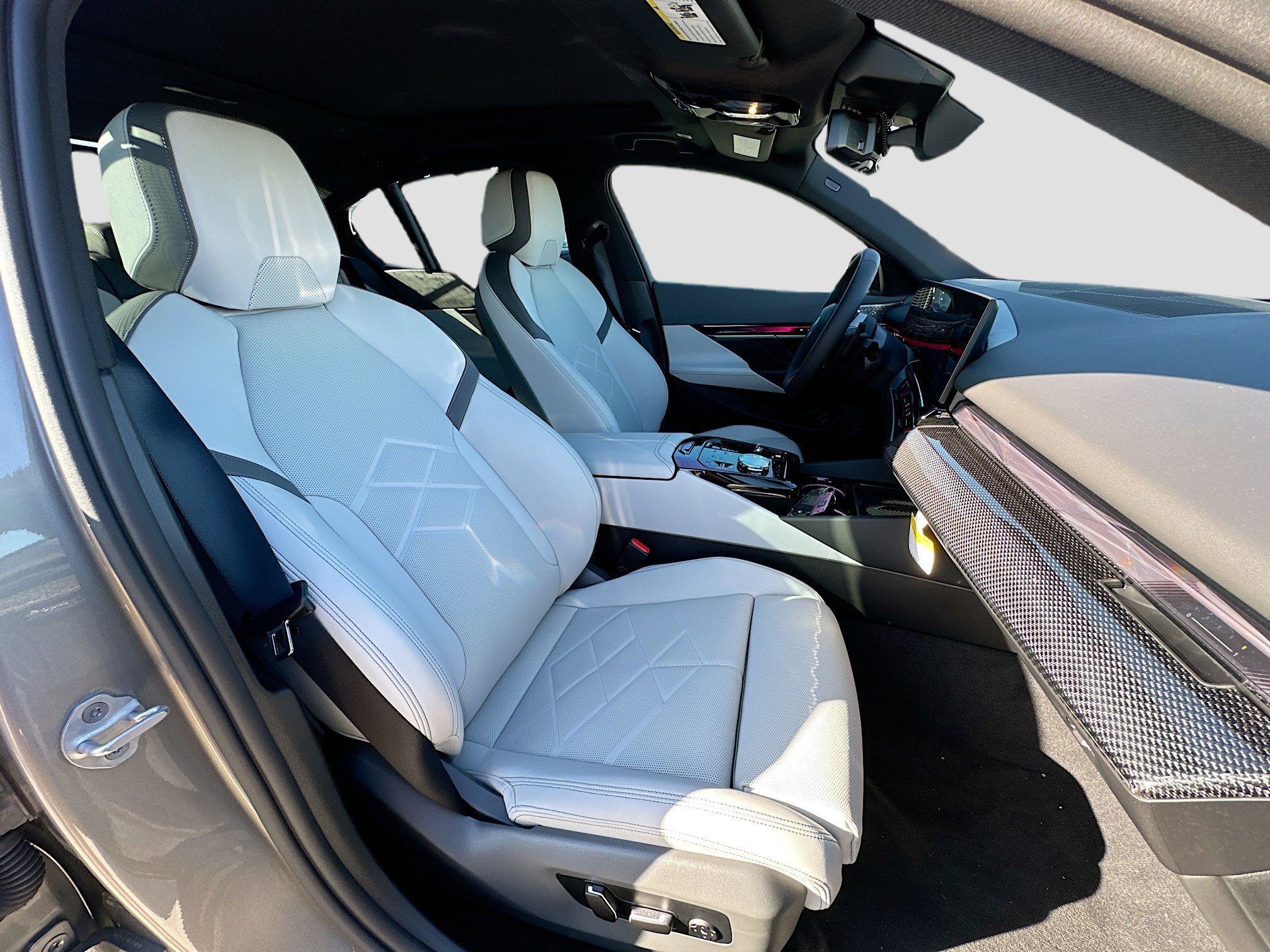 New 2026 BMW 550e xDrive w/ Executive Package image 23