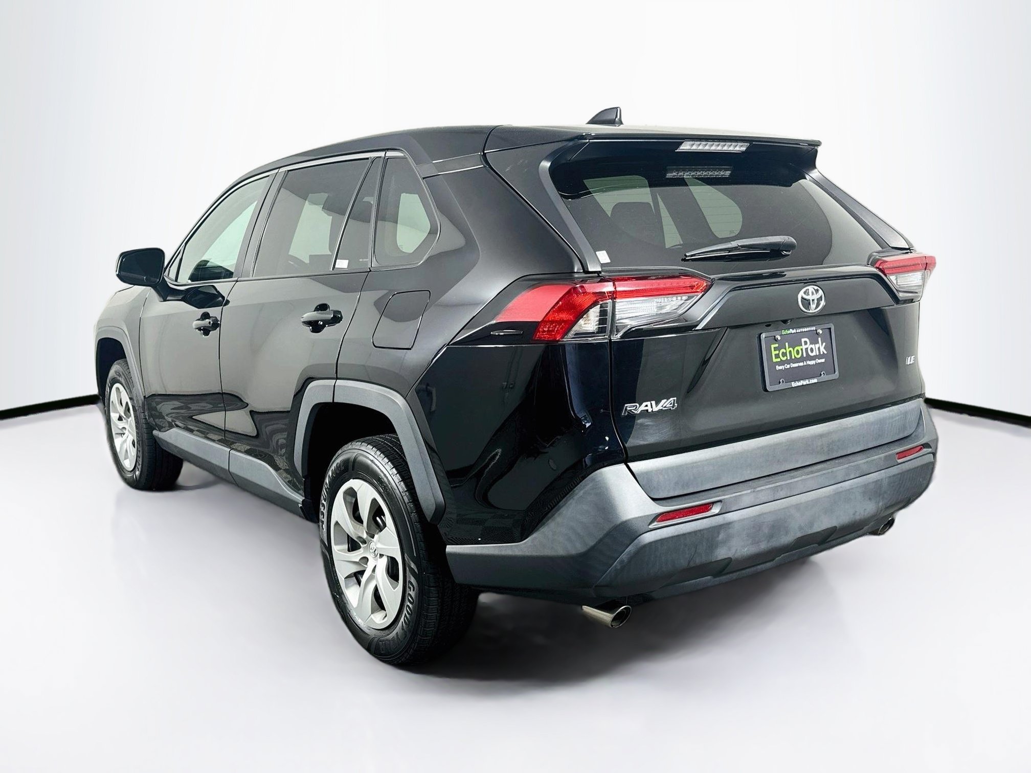 Used 2022 Toyota RAV4 LE FWD image 5