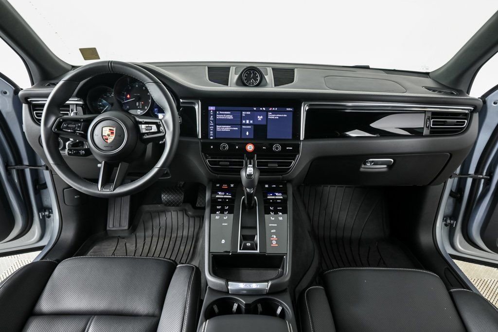 Certified 2025 Porsche Macan image 19