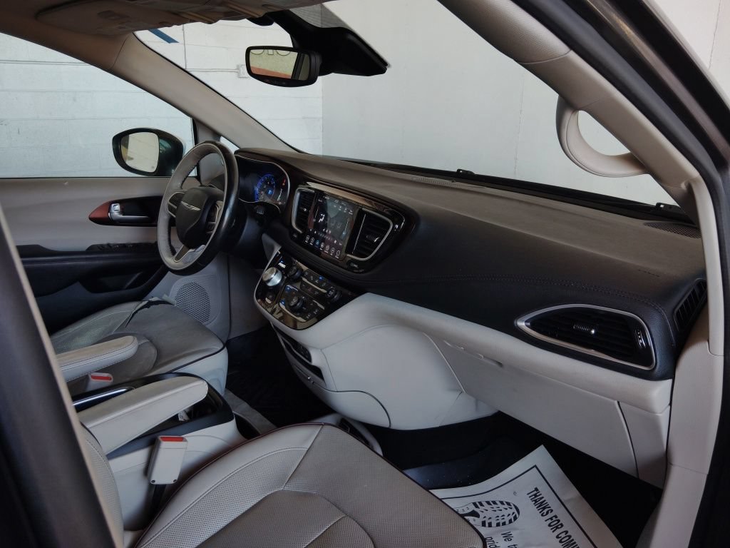 Used 2019 Chrysler Pacifica Limited w/ Advanced Safetytec Group FWD image 11