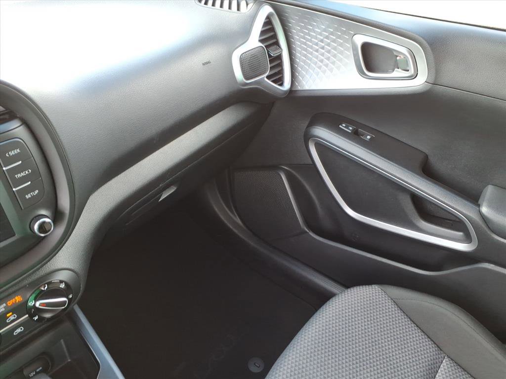Used 2025 Kia Soul LX w/ LX Technology Package FWD image 32