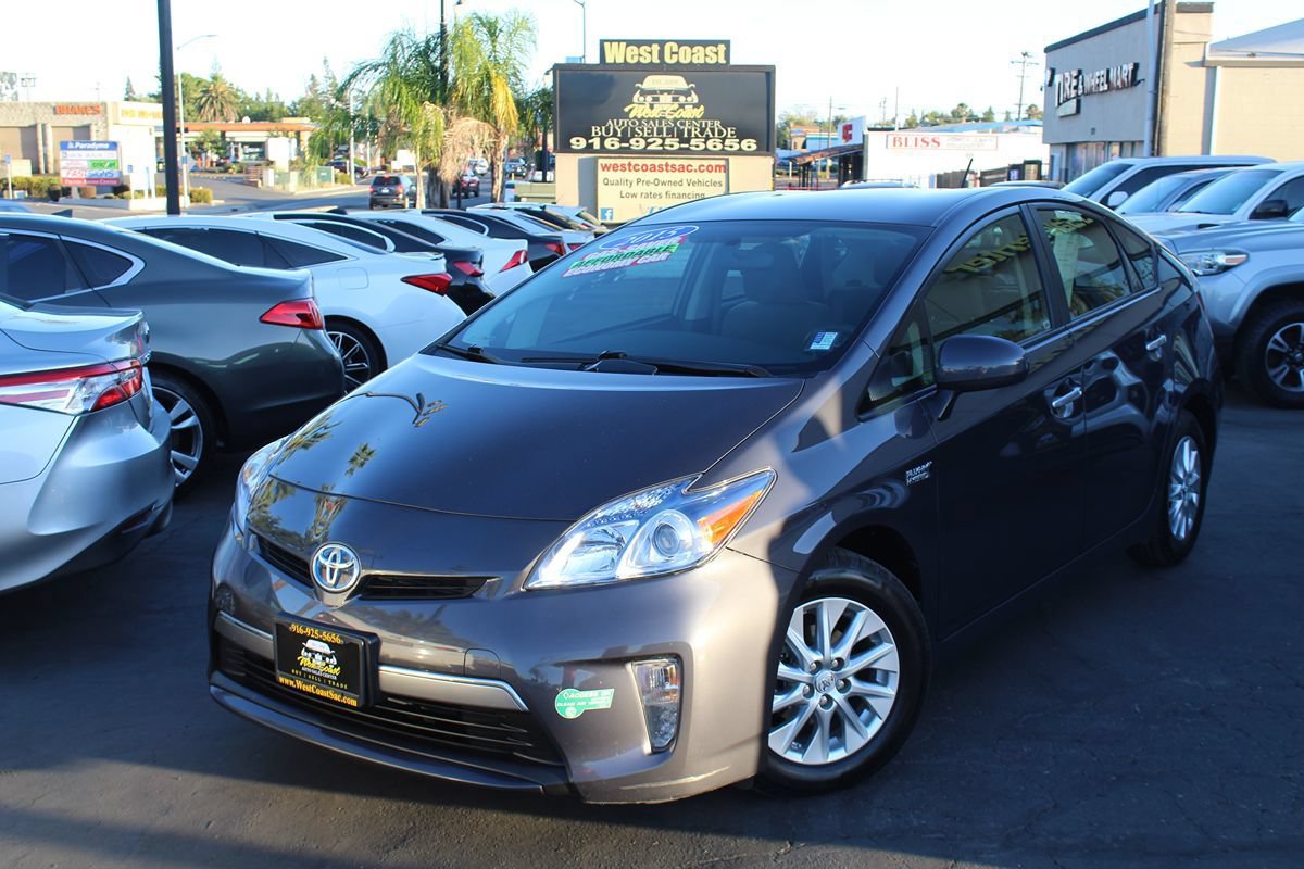 Used 2015 Toyota Prius Prime Plug-In Hybrid FWD image 2