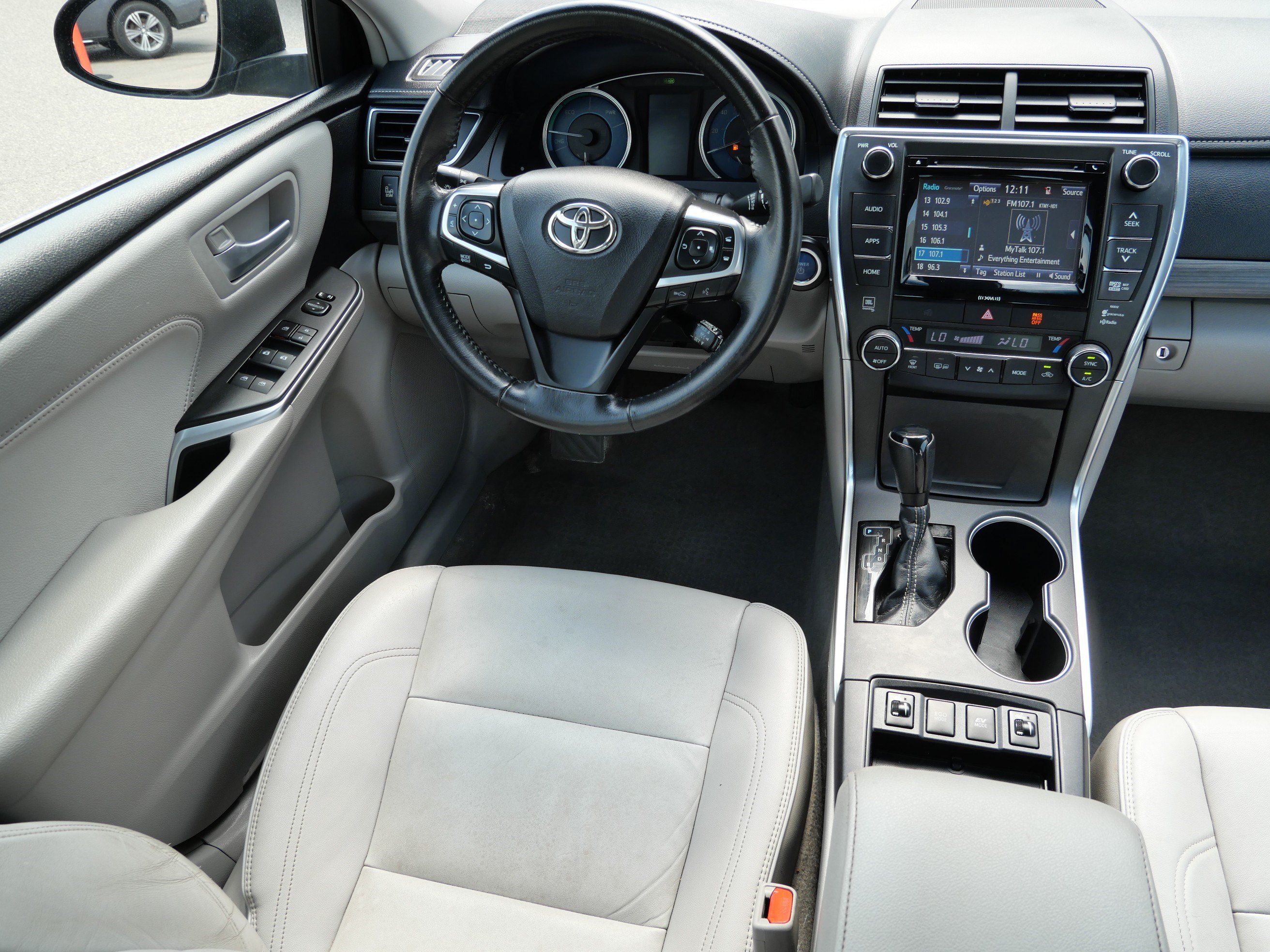Used 2016 Toyota Camry XLE w/ Moonroof Package FWD image 9