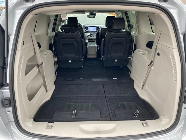 Used 2024 Chrysler Pacifica Touring-L FWD image 17