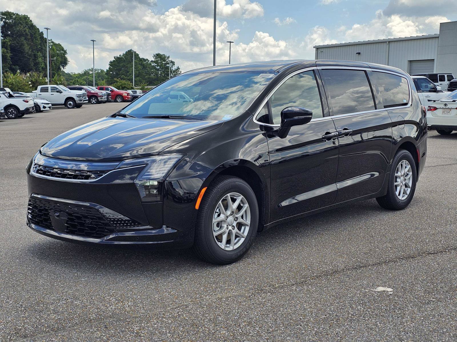 New 2027 Chrysler Pacifica Select FWD image 1