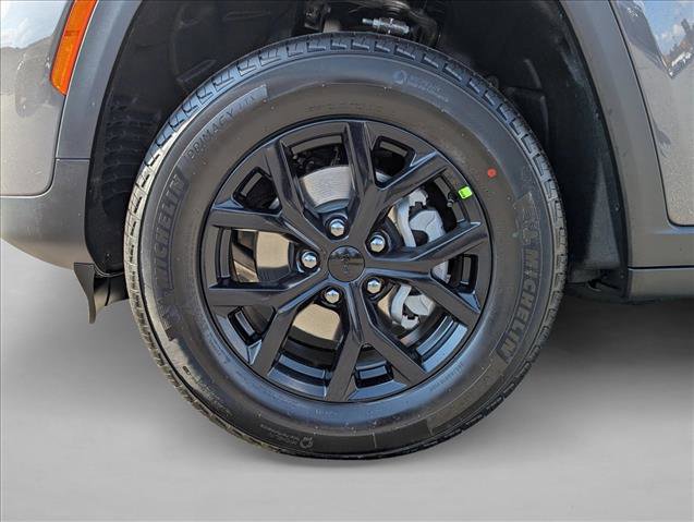 New 2025 Jeep Grand Cherokee Altitude image 9