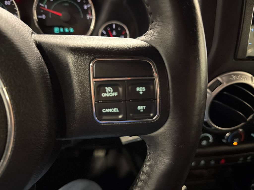 Used 2015 Jeep Wrangler Unlimited Rubicon w/ Connectivity Group AWD/4WD image 11
