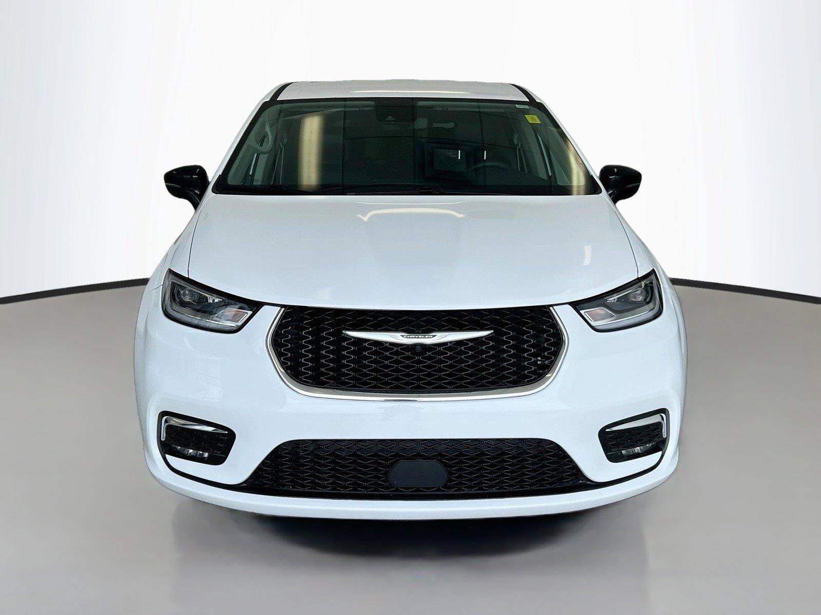 Used 2024 Chrysler Pacifica Touring-L FWD image 3