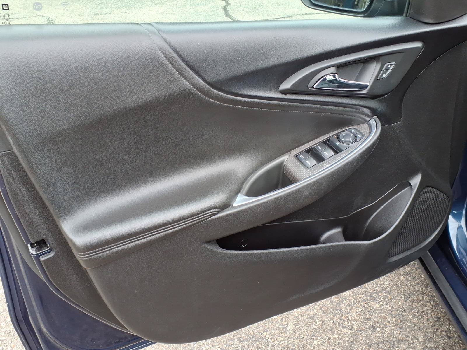 Used 2019 Chevrolet Malibu LT w/ Leather Package FWD image 9