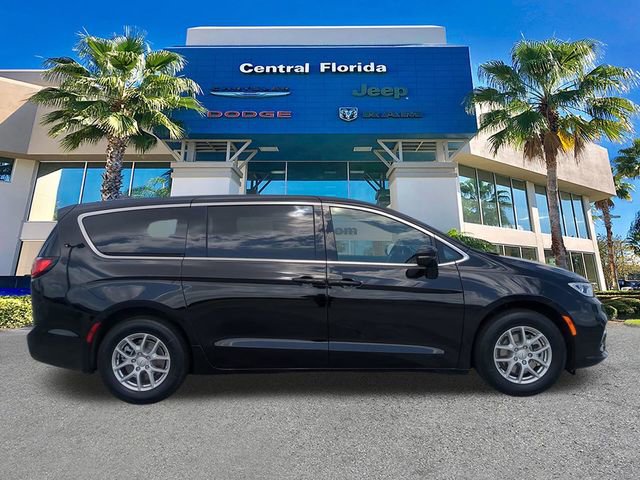 New 2026 Chrysler Pacifica Select image 4