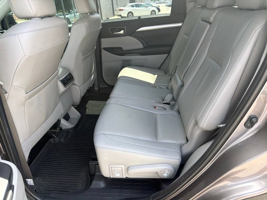 Used 2019 Toyota Highlander XLE AWD/4WD image 4