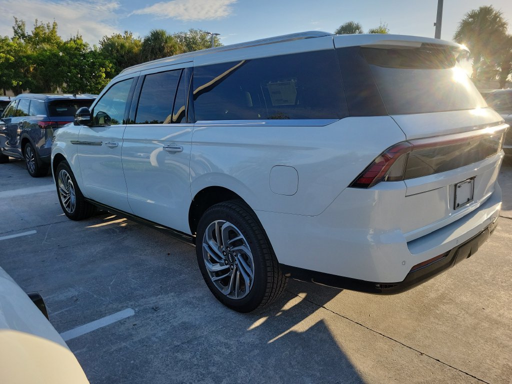 New 2027 Lincoln Navigator L Reserve AWD/4WD image 3
