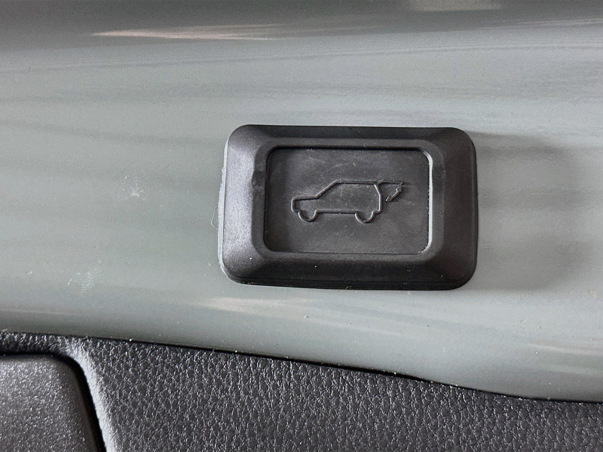 Used 2020 Toyota RAV4 XLE Premium FWD image 31