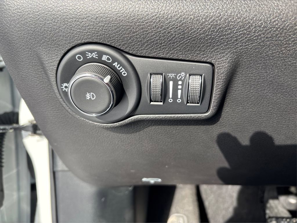 Used 2025 Jeep Compass Limited image 24