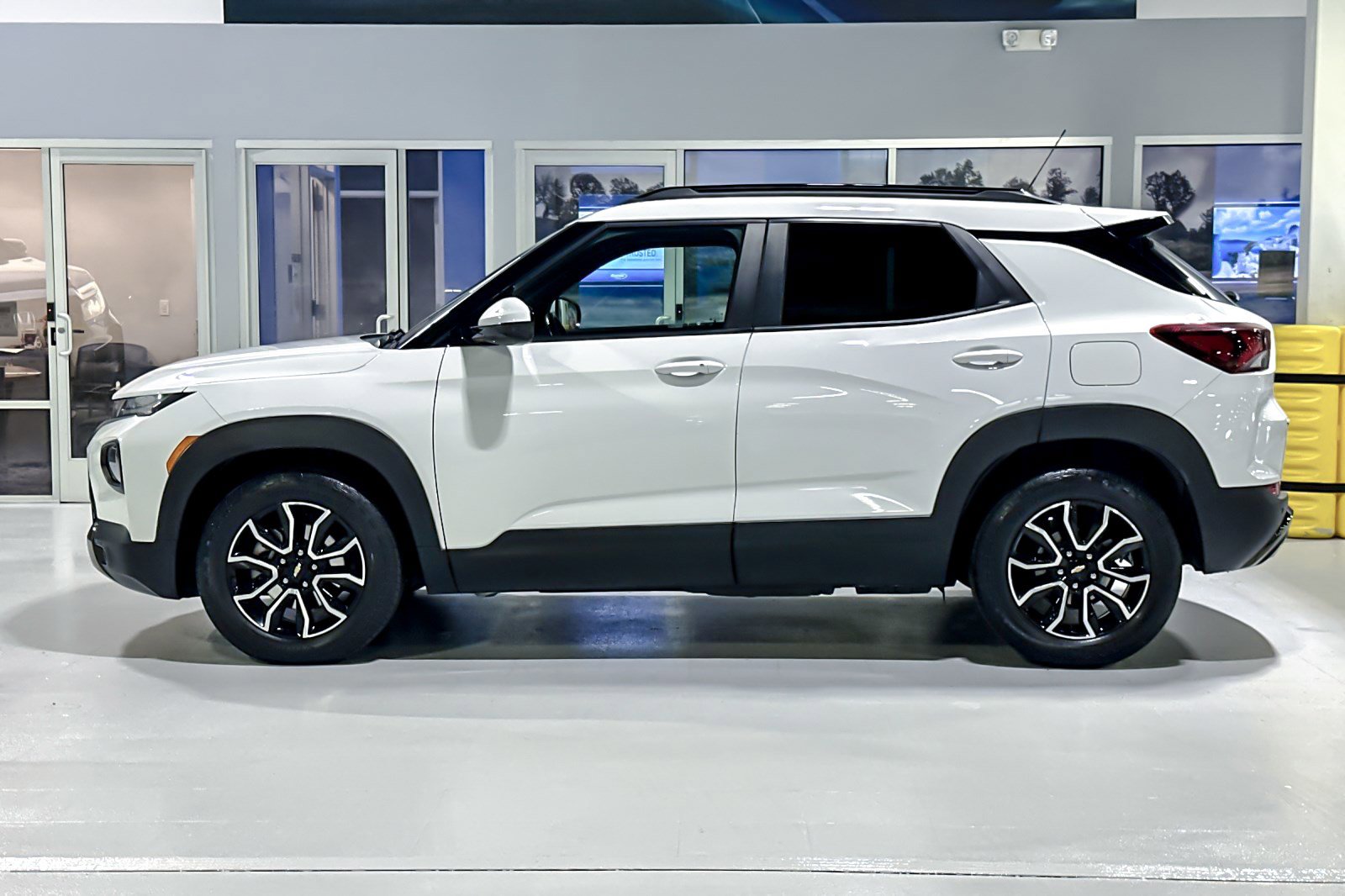 Used 2023 Chevrolet TrailBlazer ACTIV w/ Convenience Package FWD image 2