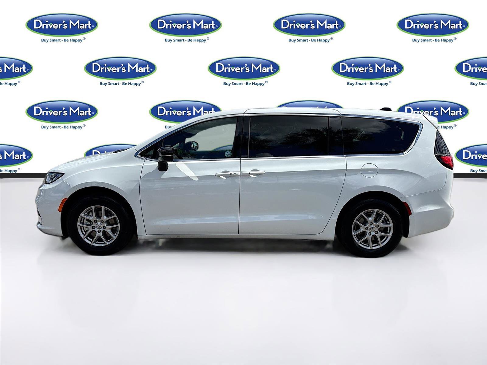 Used 2025 Chrysler Pacifica Select FWD image 4