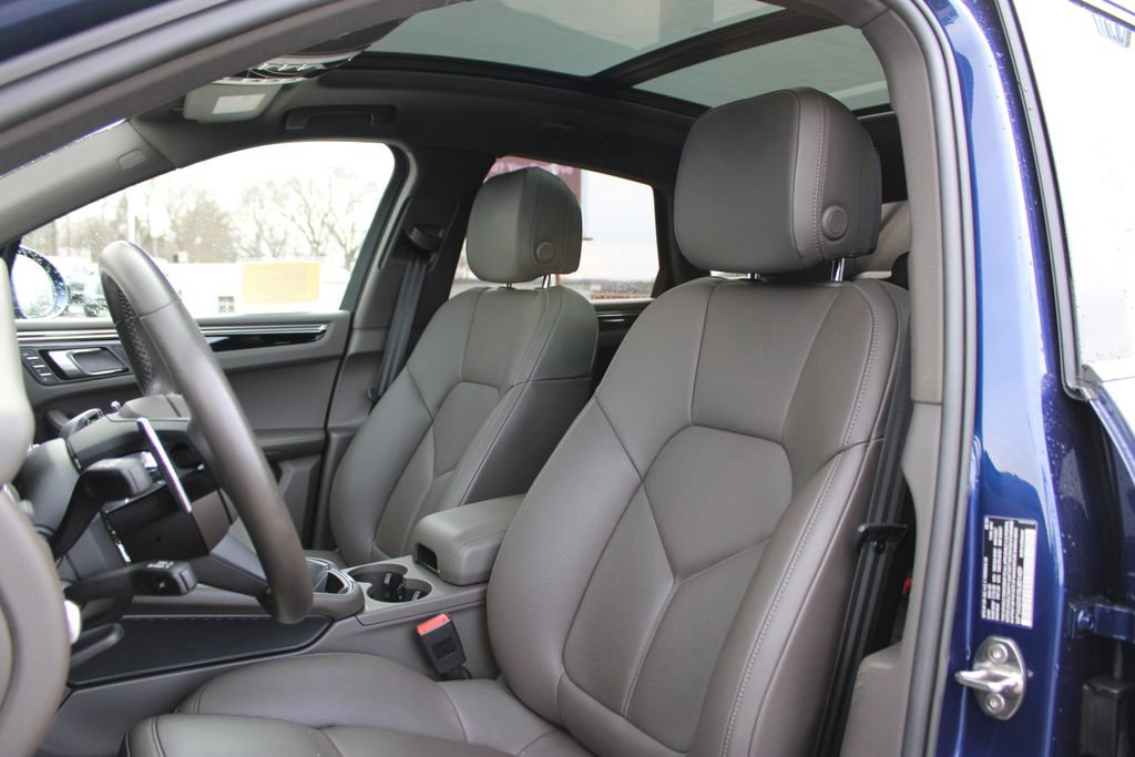 Used 2025 Porsche Macan image 9