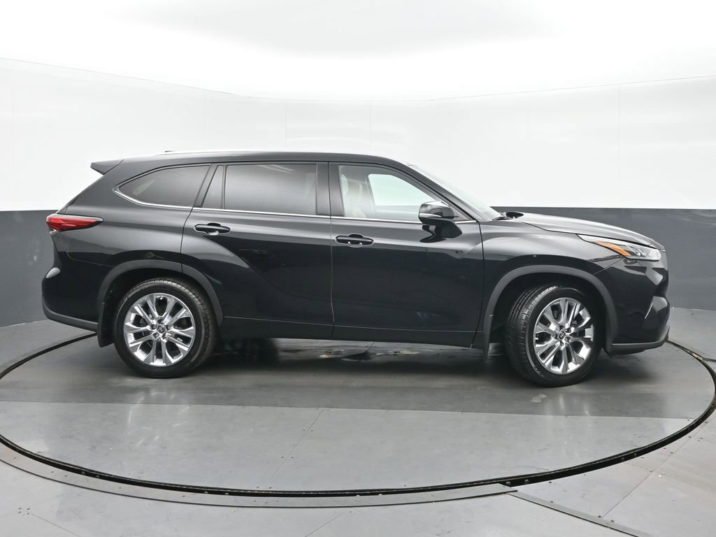 Used 2022 Toyota Highlander Limited AWD/4WD image 2