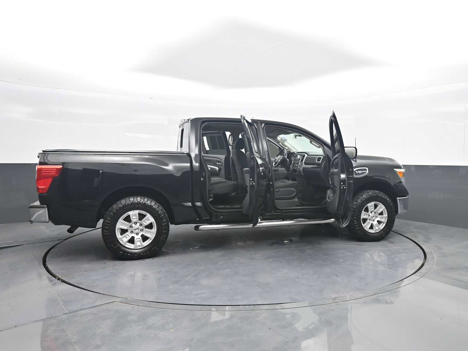 Used 2017 Nissan Titan SV AWD/4WD image 44