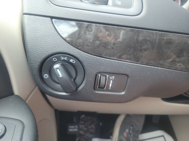 Used 2016 Dodge Grand Caravan SXT w/ UConnect Hands-Free Group FWD image 17