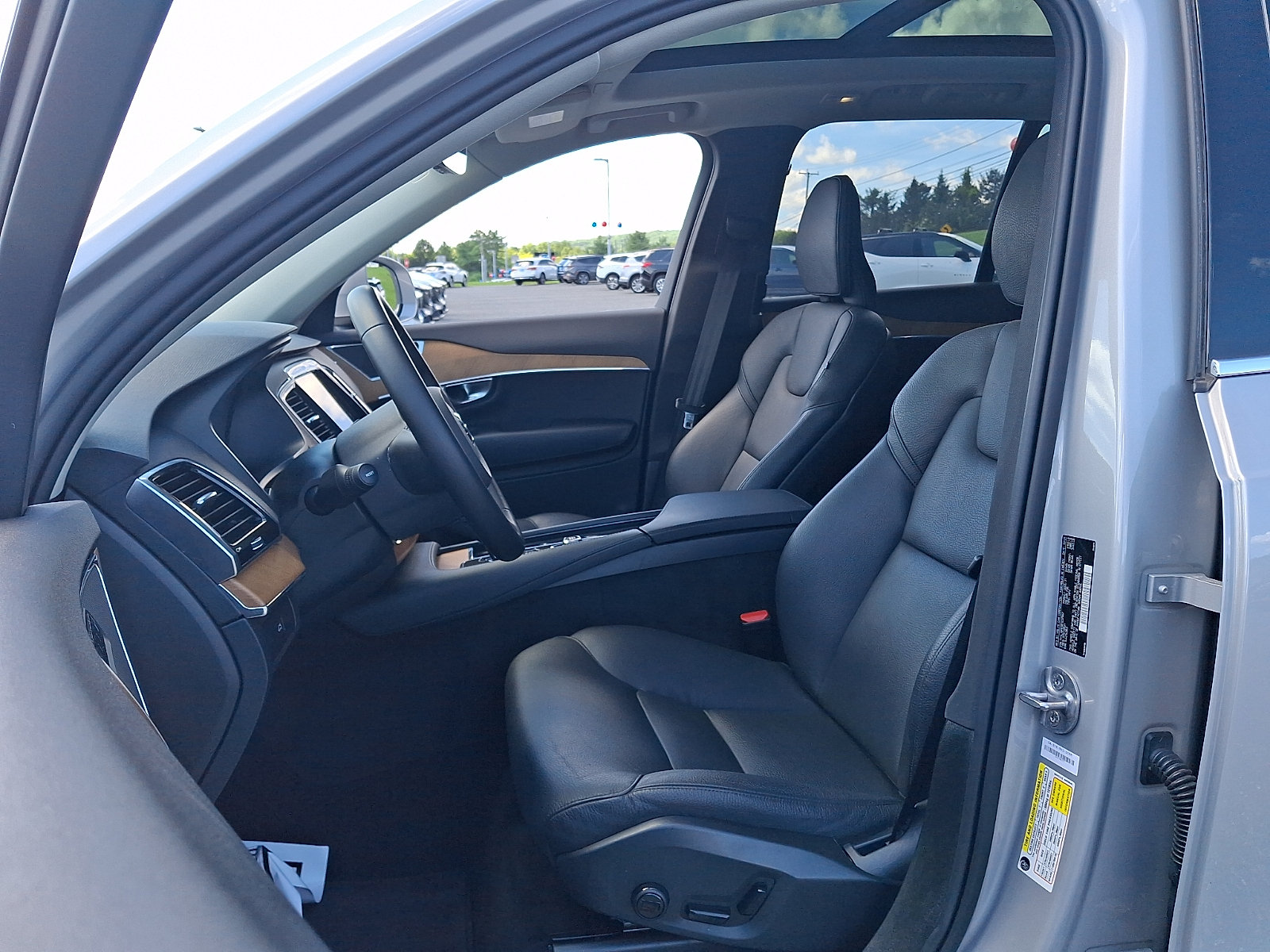 Used 2024 Volvo XC90 B5 Plus AWD/4WD image 14