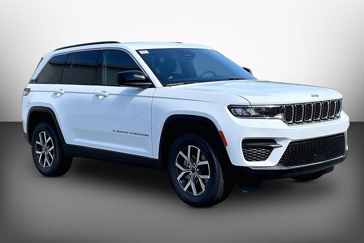 New 2027 Jeep Grand Cherokee Laredo RWD image 2