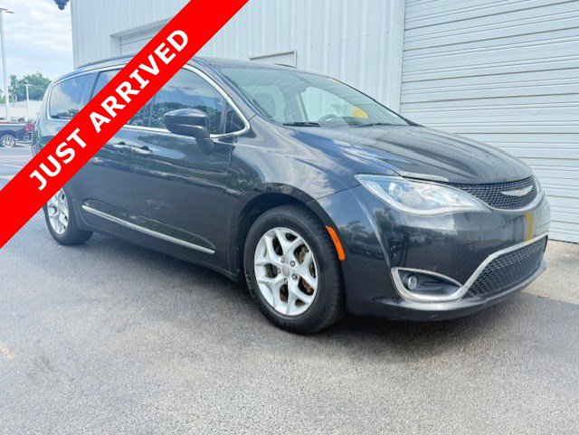 Used 2017 Chrysler Pacifica Touring-L w/ Tire & Wheel Group FWD image 12