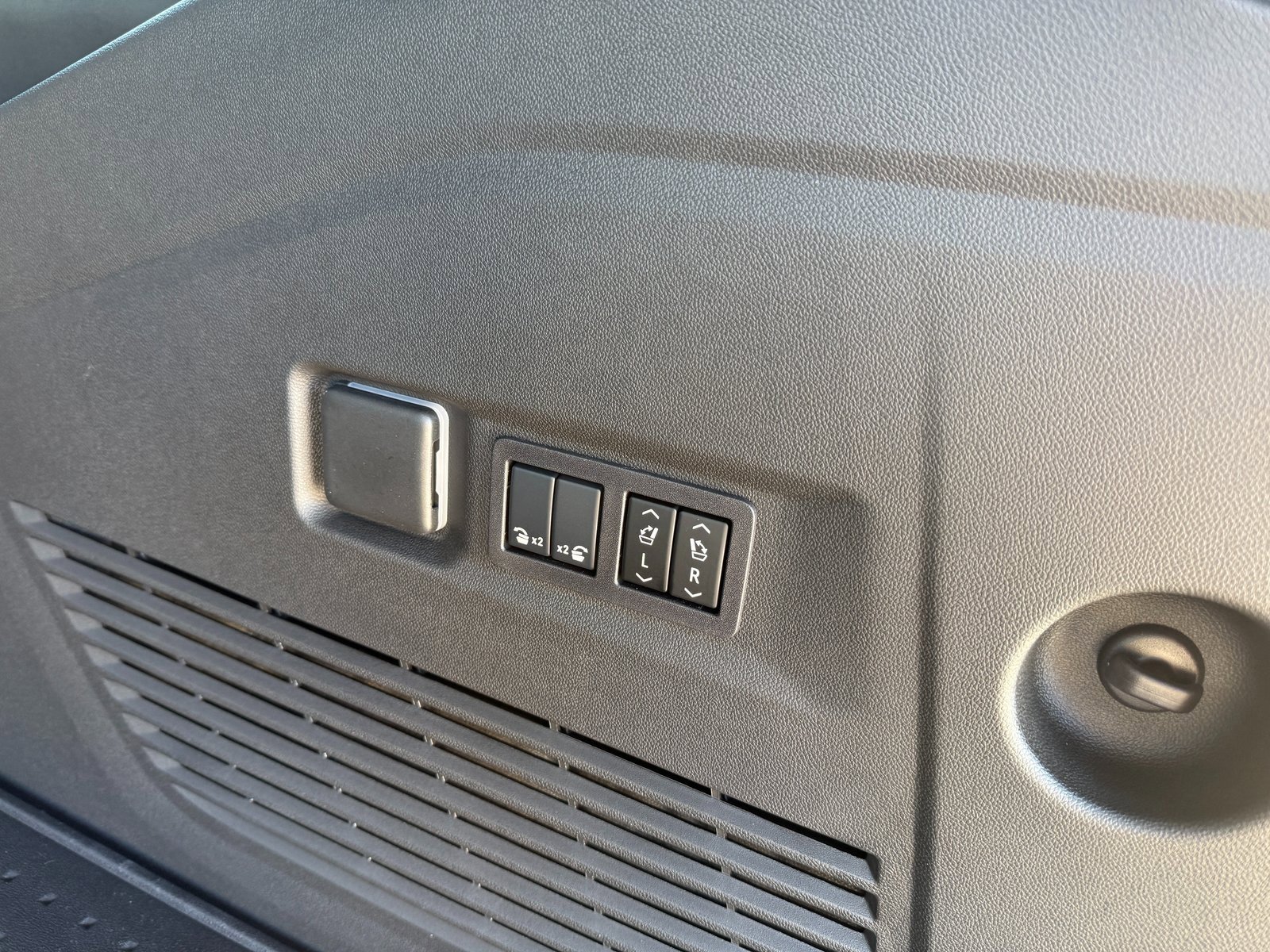 New 2026 Chevrolet Suburban High Country image 7