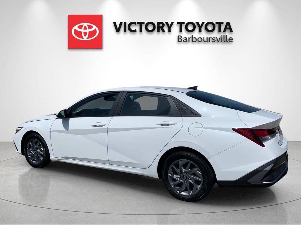 Used 2024 Hyundai Elantra SEL FWD image 3
