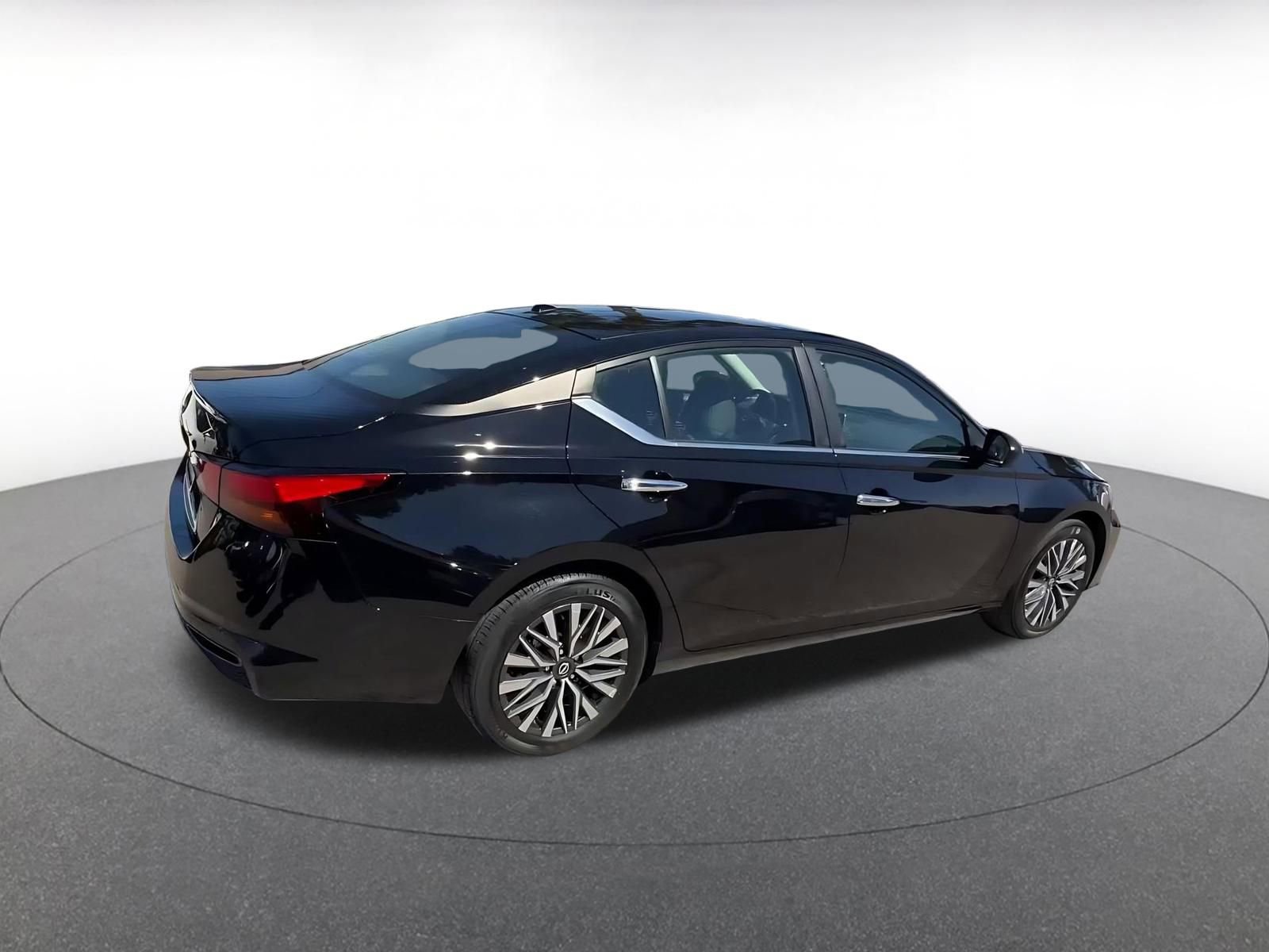 Used 2025 Nissan Altima 2.5 SV FWD image 14