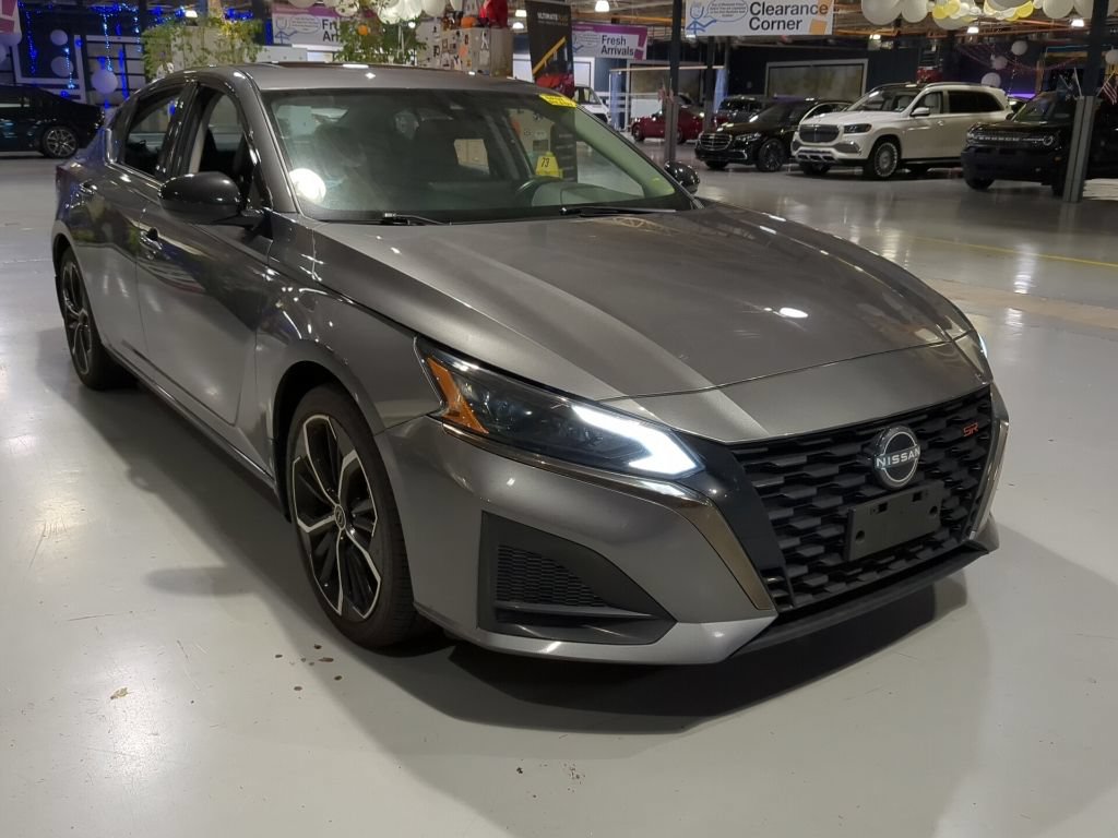 Used 2024 Nissan Altima 2.5 SR w/ SR Premium Package FWD image 5