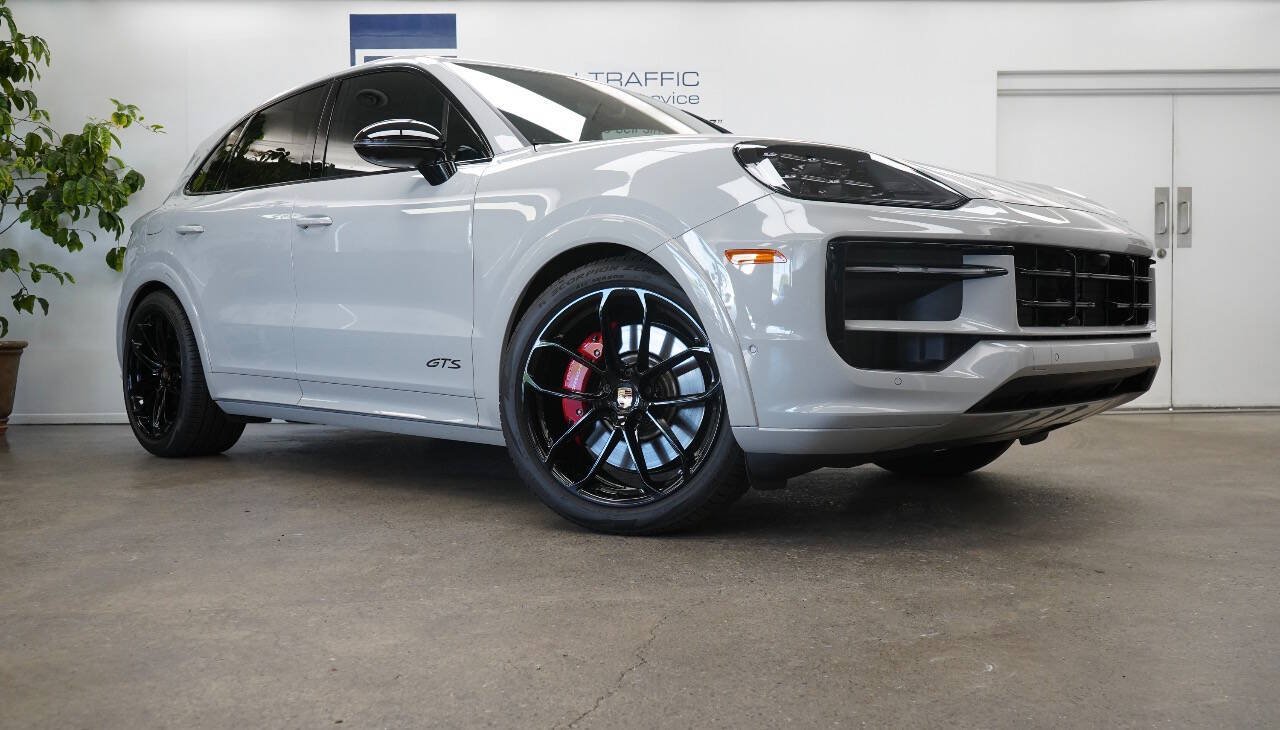 Used 2025 Porsche Cayenne GTS AWD/4WD image 34