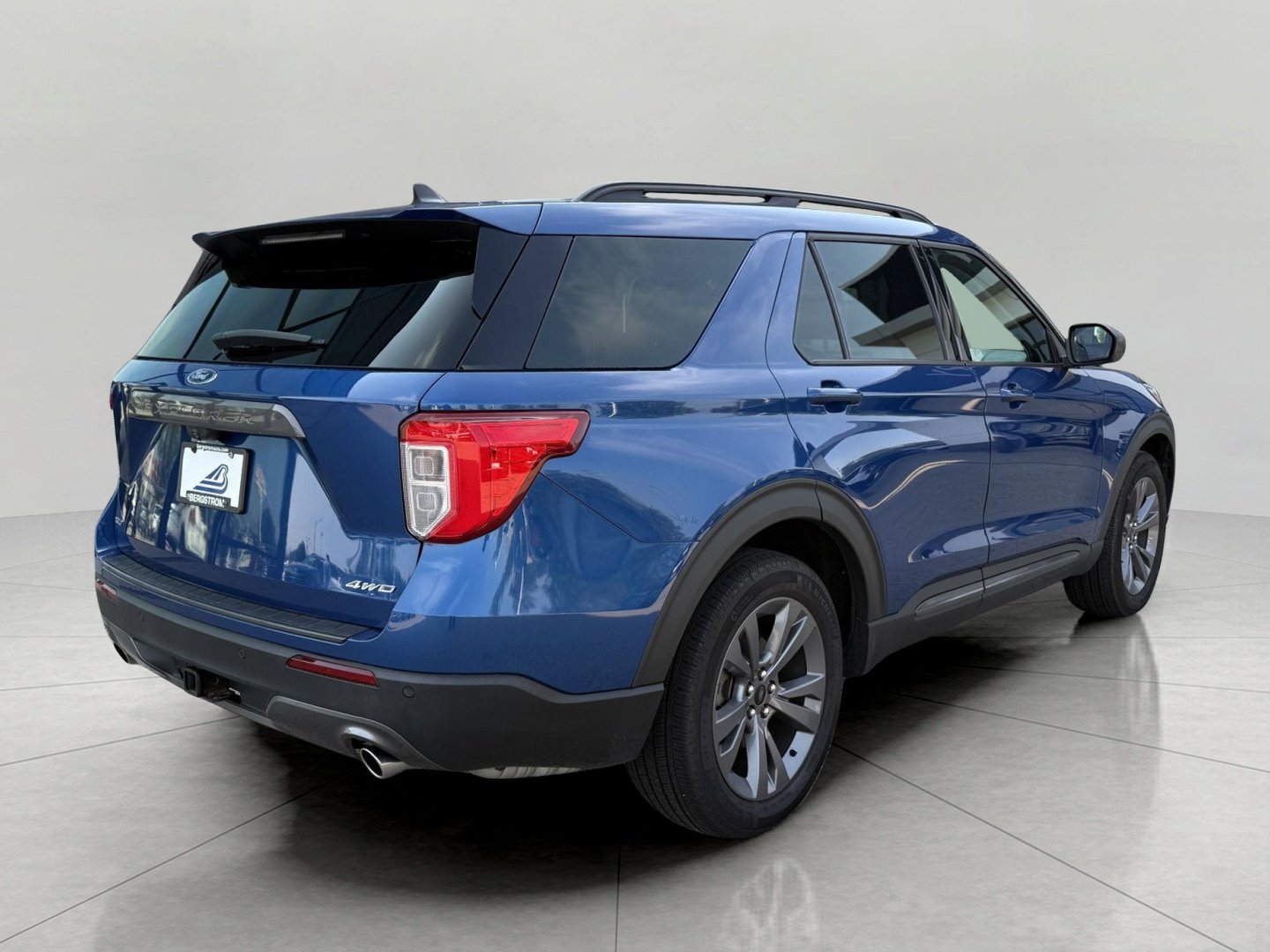Used 2021 Ford Explorer XLT w/ Equipment Group 202A AWD/4WD image 13