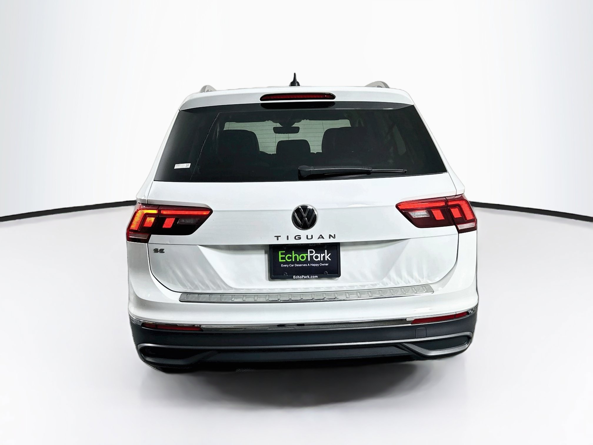 Used 2024 Volkswagen Tiguan SE w/ Panoramic Sunroof Package FWD image 7